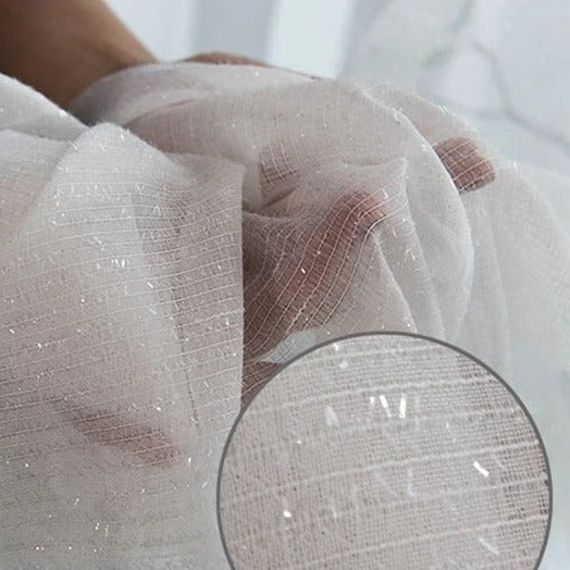 Lett gardin med subtil glittereffekt