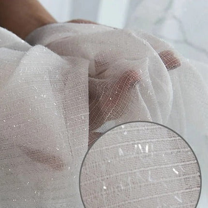 Lett gardin med subtil glittereffekt