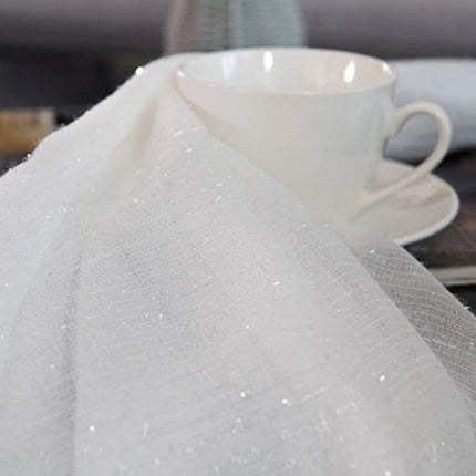 Lett gardin med subtil glittereffekt