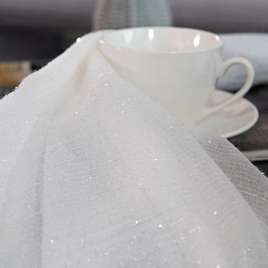 Lett gardin med subtil glittereffekt