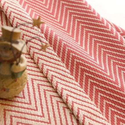 Rød gardin med klassisk sikksakkmønster