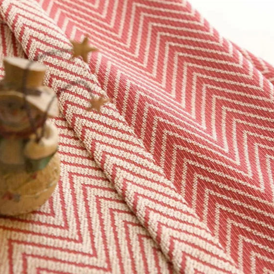 Rød gardin med klassisk sikksakkmønster