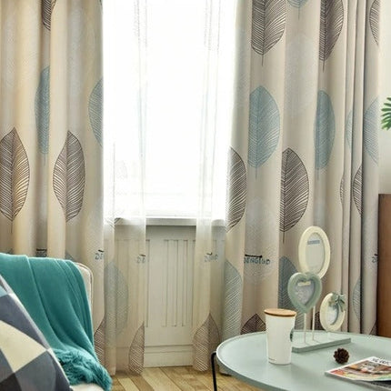 Lystett gardin med moderne bladmotiv