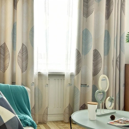 Lystett gardin med moderne bladmotiv