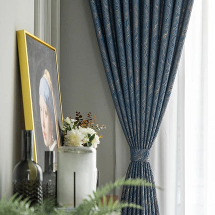 Midnattsblå lystett gardin med tekstur