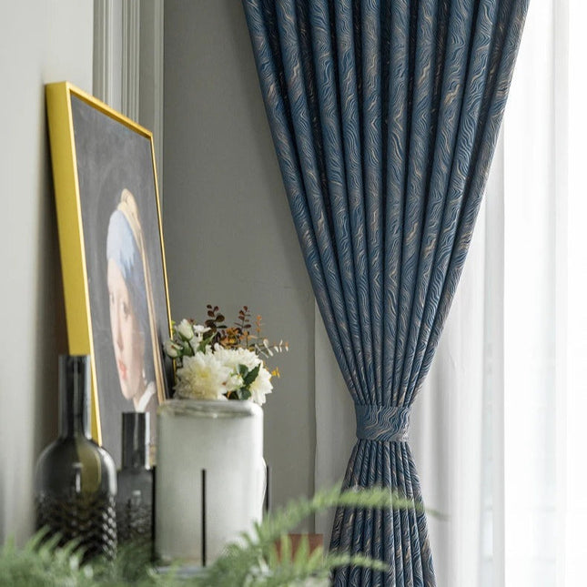 Midnattsblå lystett gardin med tekstur