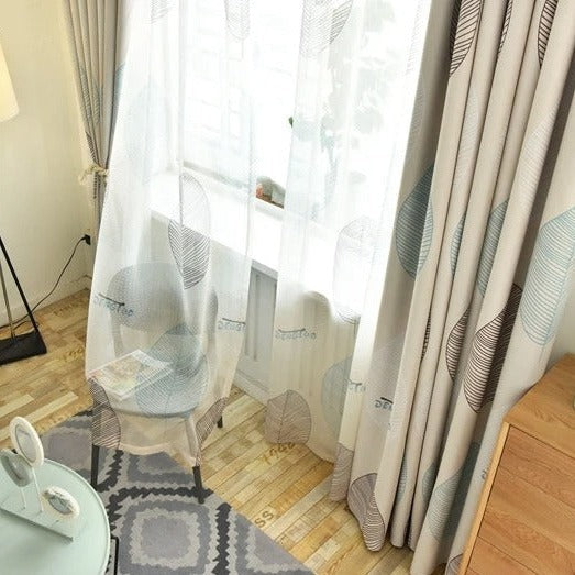 Lystett gardin med moderne bladmotiv