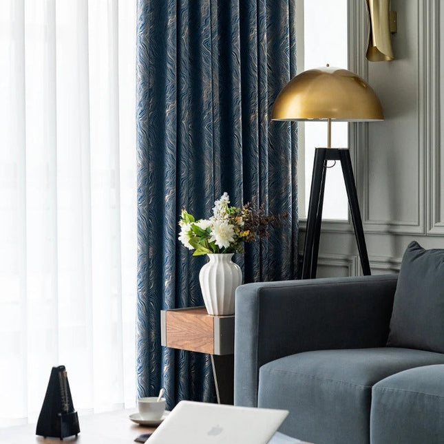 Midnattsblå lystett gardin med tekstur