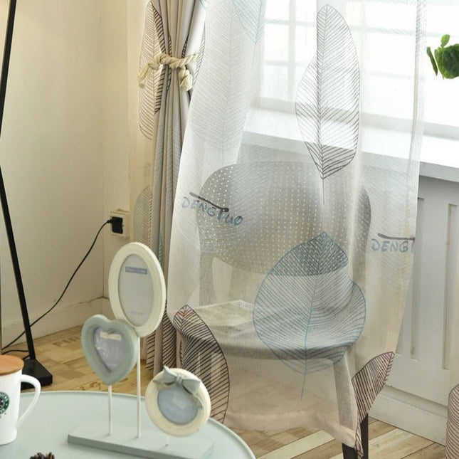 Lystett gardin med moderne bladmotiv