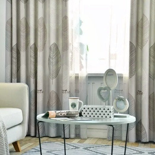 Florlett gardin med grått bladmotiv