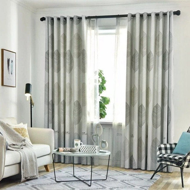 Florlett gardin med grått bladmotiv