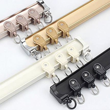 Gardinskinne for montering i taket