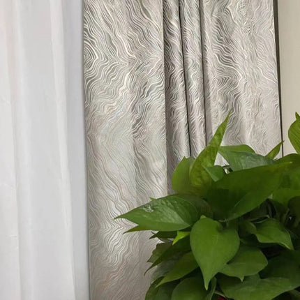 Mønstret lystett gardin i sølvfarge