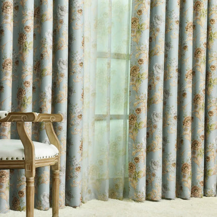 Lystett gardin med vintage blomstermønster