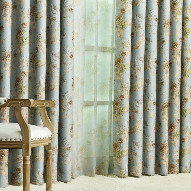 Lystett gardin med vintage blomstermønster