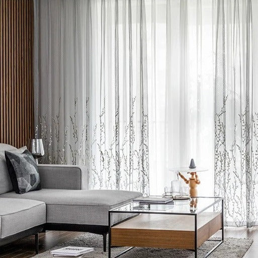 Tynn gardin med brodert greinmønster