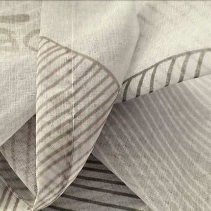 Florlett gardin med grått bladmotiv