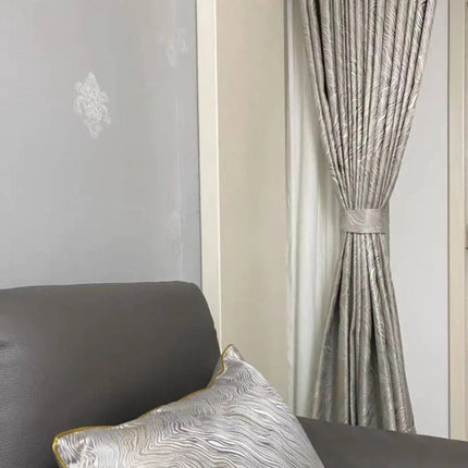 Mønstret lystett gardin i sølvfarge