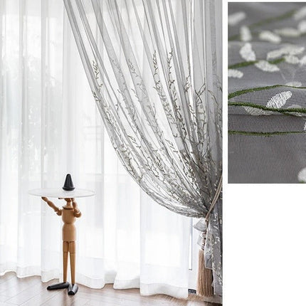 Tynn gardin med brodert greinmønster