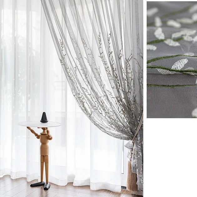 Tynn gardin med brodert greinmønster