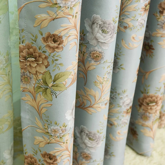 Lystett gardin med vintage blomstermønster