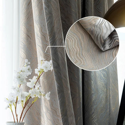 Mønstret lystett gardin i sølvfarge