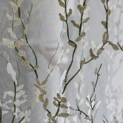 Tynn gardin med brodert greinmønster