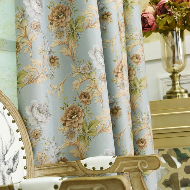 Lystett gardin med vintage blomstermønster