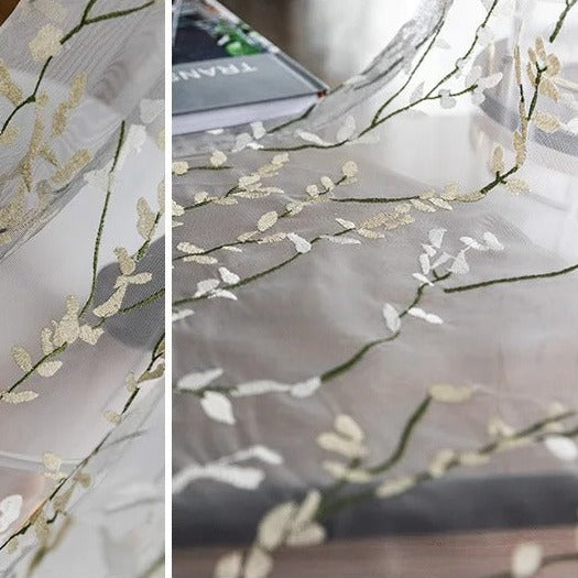 Tynn gardin med brodert greinmønster