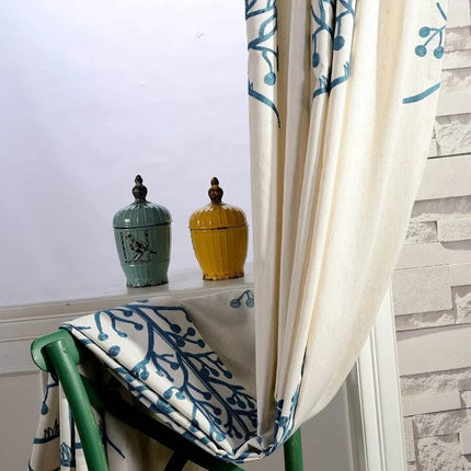 Brodert lystett gardin i linstruktur