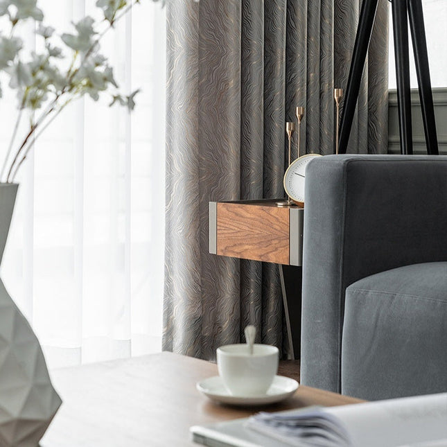 Mønstret lystett gardin i sølvfarge