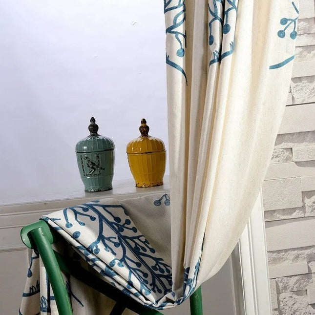 Brodert lystett gardin i linstruktur