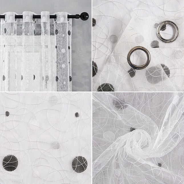 Hvit tynn gardin med mørkt prikkemønster