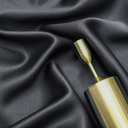 Grå mørkleggingsgardin med gyllent motiv