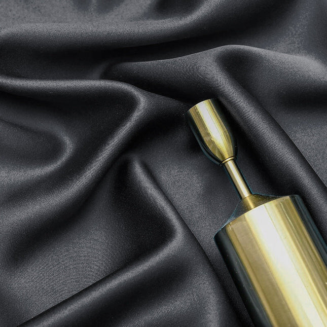 Grå mørkleggingsgardin med gyllent motiv