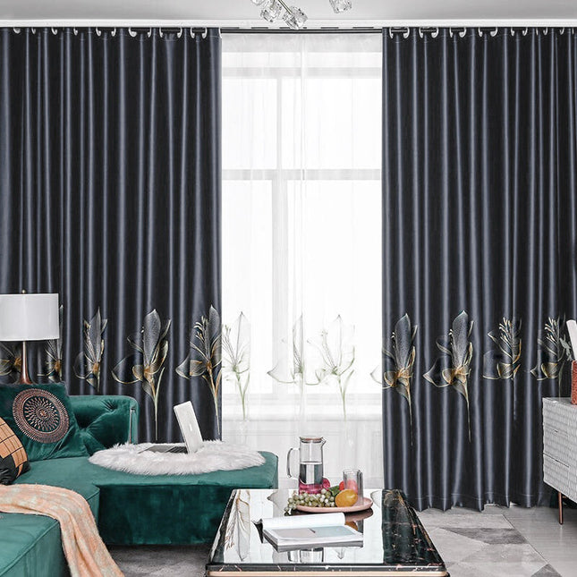 Grå mørkleggingsgardin med gyllent motiv