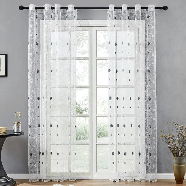 Hvit tynn gardin med mørkt prikkemønster