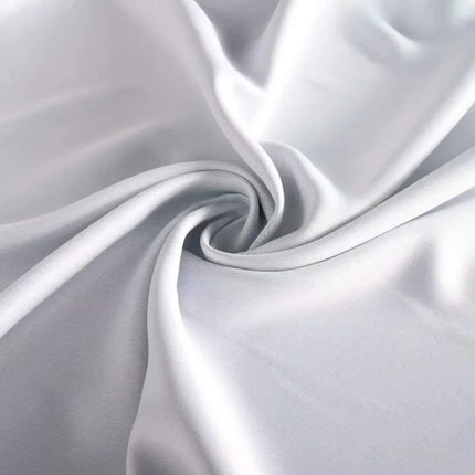 Klassisk hvit gardin med maljer