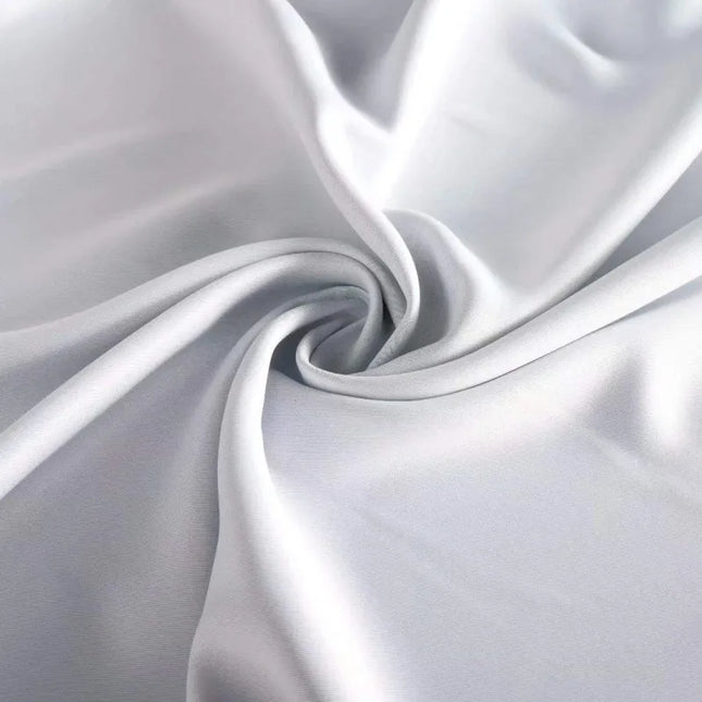 Klassisk hvit gardin med maljer