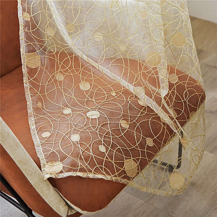 Tynn gardin med brunt fugleredemønster