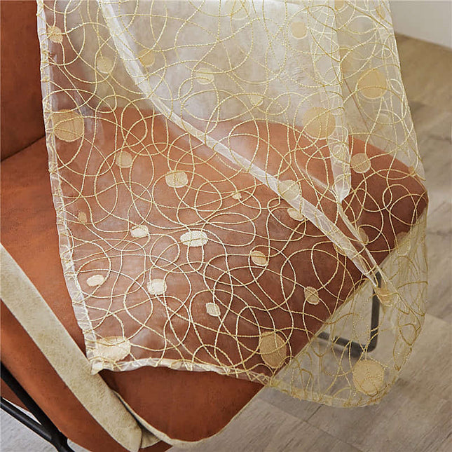 Tynn gardin med brunt fugleredemønster