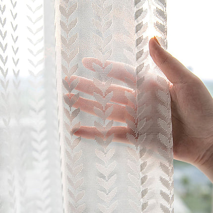 Hvit tynn gardin med fiskebensmønster