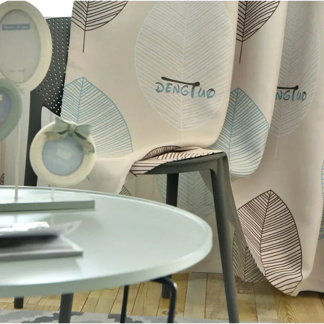 Lystett gardin med moderne bladmotiv