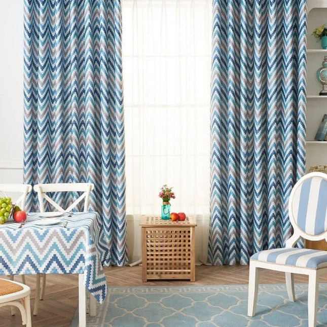 Blå mørkleggingsgardin med chevron-mønster