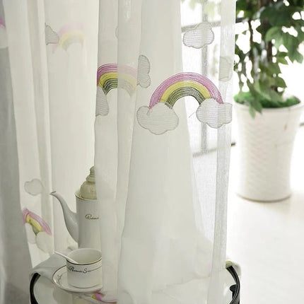 Tynn gardin med broderte regnbuer