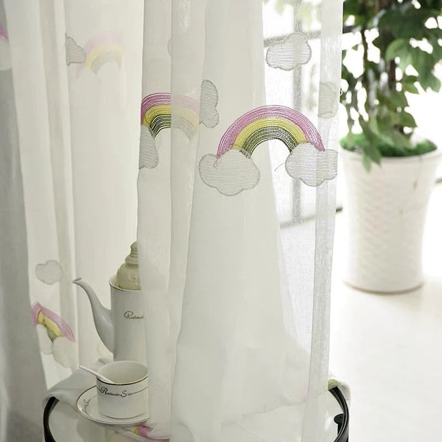 Tynn gardin med broderte regnbuer