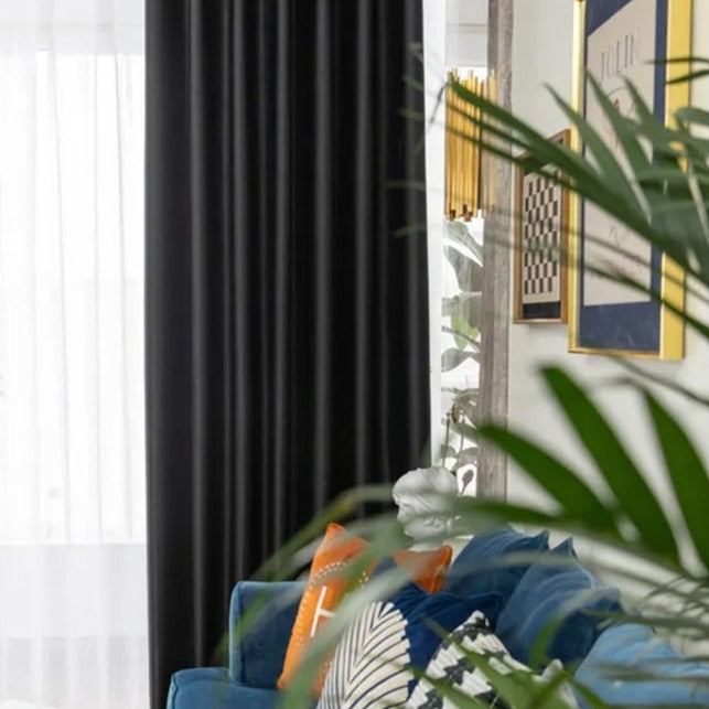 Heldekkende svart lystett gardin Tisto