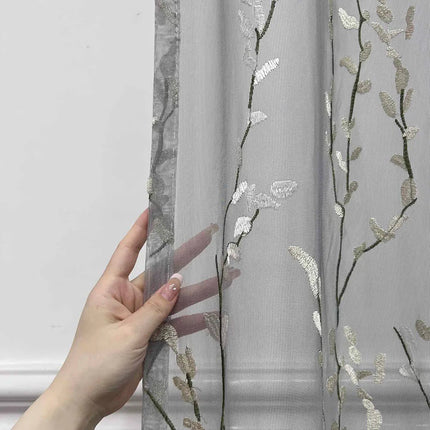 Tynn gardin med brodert greinmønster