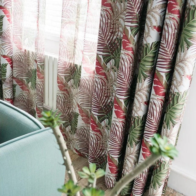 Lett gardin med fargerikt palmeblad mønster
