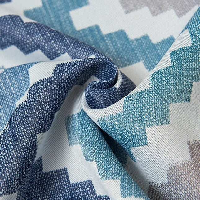 Blå mørkleggingsgardin med chevron-mønster